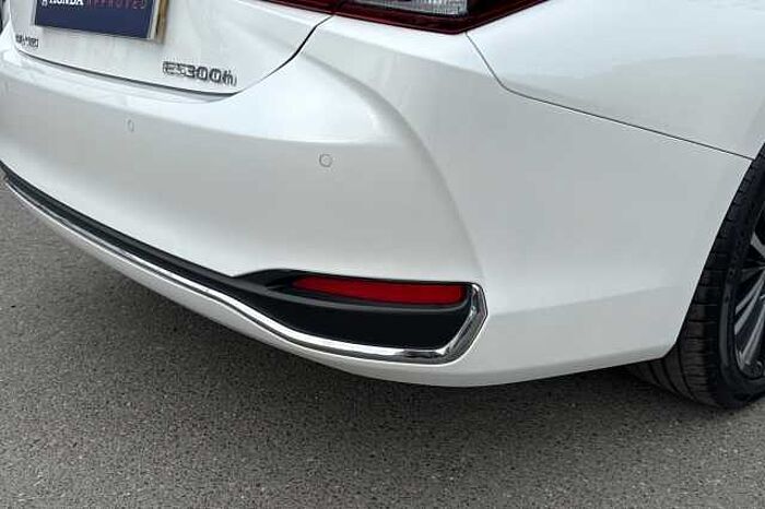 Lexus ES 300 300h 2.5 4dr CVT 